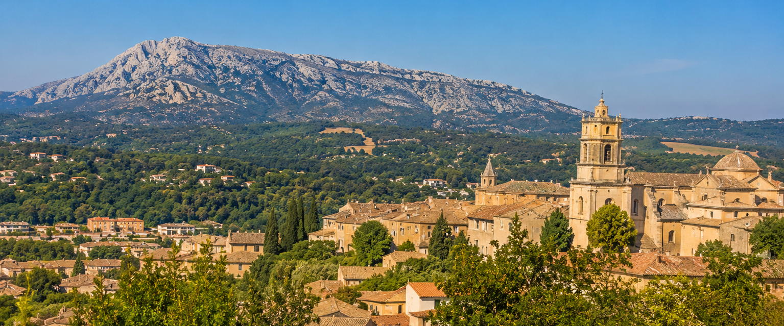 Village provençal du Pays d’Aix au pied de la montagne Sainte-Victoire